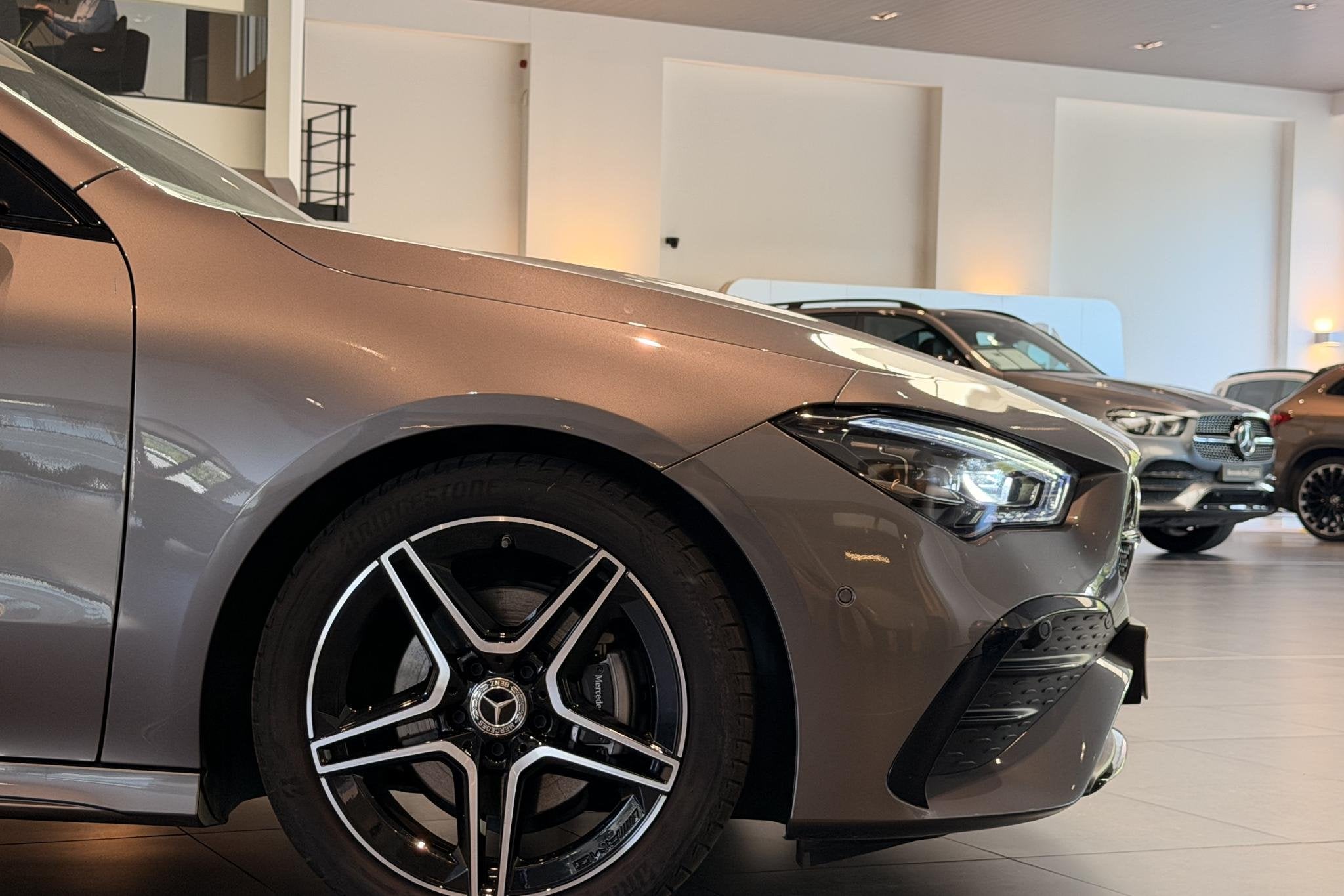 Mercedes-Benz CLA-Klasse 180 Coupé AMG Line | Panoramisch D, Auto's, Mercedes-Benz, Stof, Gebruikt, 4 cilinders, Automatische klimaatregeling