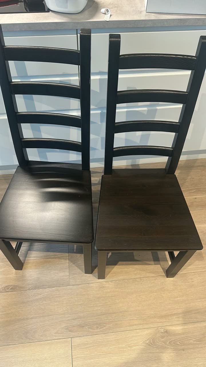 2 zwarte houten eetkamerstoelen, Comme neuf, Deux, Enlèvement, Bois