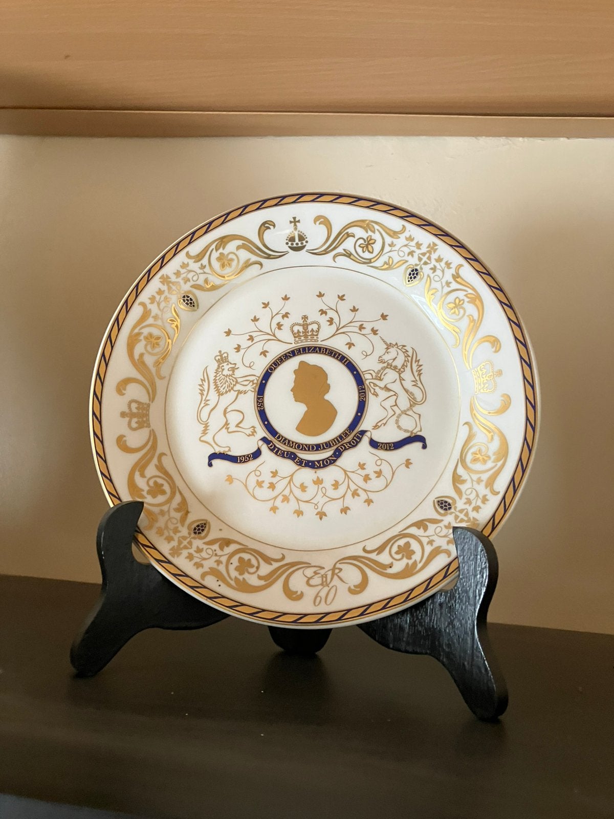 Assiette en porcelaine Reine Elisabeth II, Enlèvement