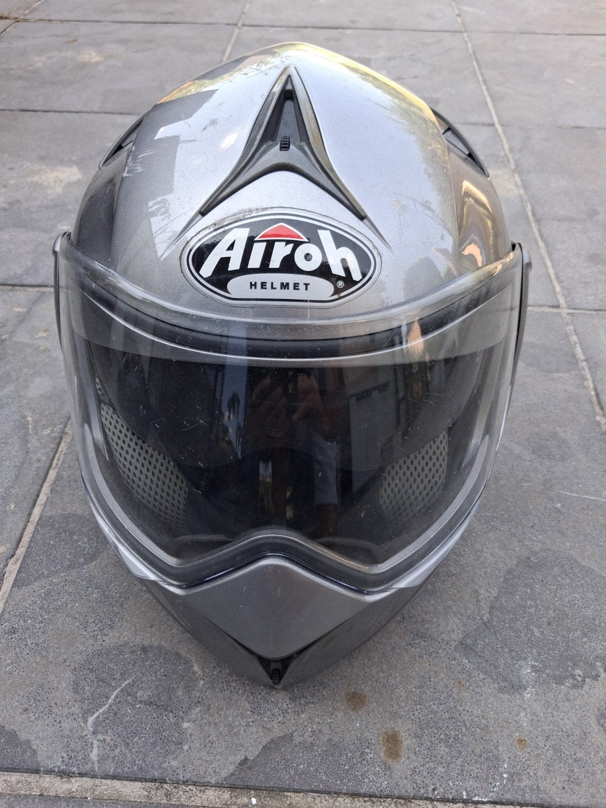 Lichtgrijze motorhelm Airoh, met zonnescherm,maat S , 55 ,56, Dames, Integraalhelm, S, Tweedehands