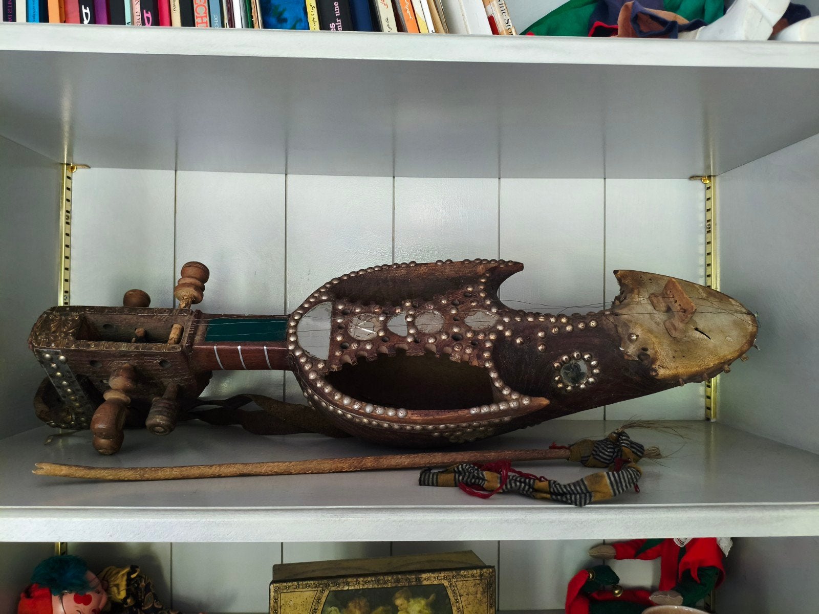 Instrument de musique ancien – Sarinda, Enlèvement