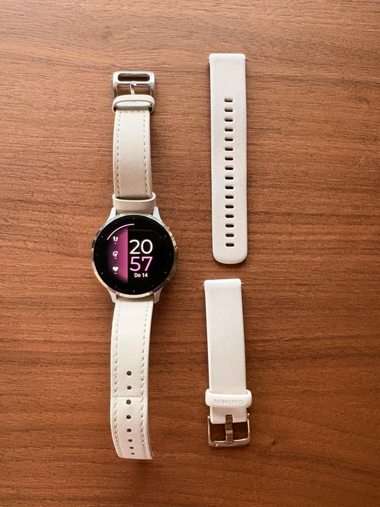 Garmin Venu 3S - 1 jaar oud - Incl extra lederen bandje, Handtassen en Accessoires, Smartwatches, Ophalen, Zo goed als nieuw, Wit