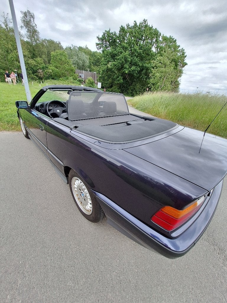 cabrio BMW 318i, Auto's, 1355 kg, 4 zetels, Achterwielaandrijving, Zwart