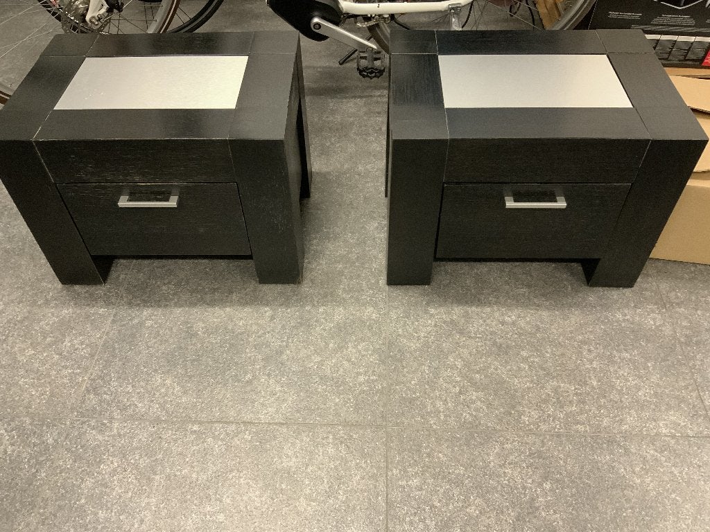 2 volhouten nachtkastjes, Huis en Inrichting, Slaapkamer | Nachtkastjes, Gebruikt, Minder dan 55 cm, 45 tot 65 cm, Hout, Ophalen
