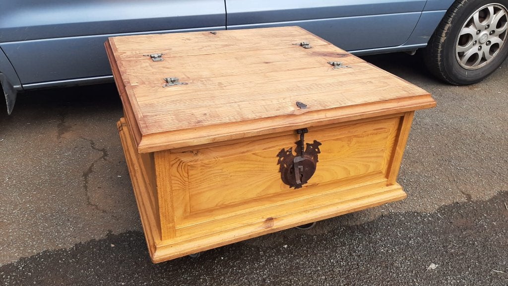 table basse, bar, coffre en bois, chateau style. livrable, Maison & Meubles, Enlèvement ou Envoi, 50 à 100 cm, Carré, Utilisé