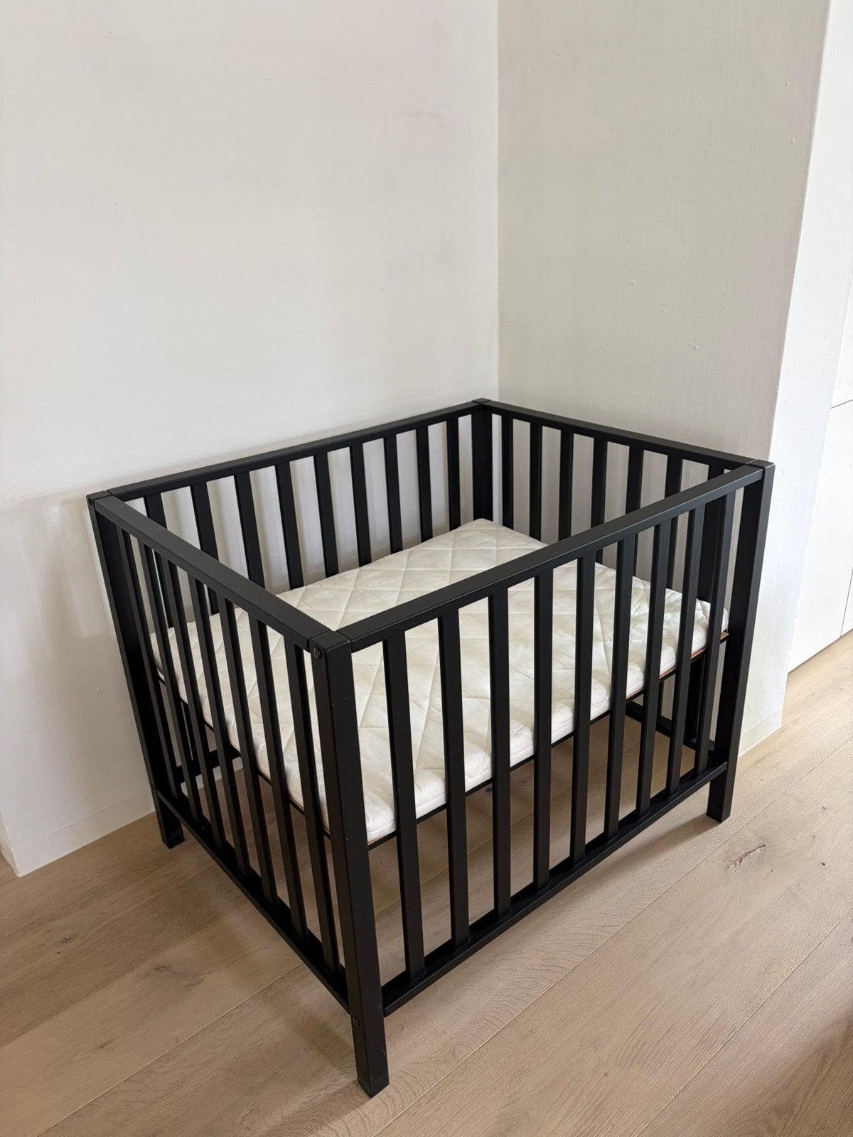Zwarte kinderbox met matras – goede staat, Kinderen en Baby's, Babyparken, Ophalen, Zo goed als nieuw