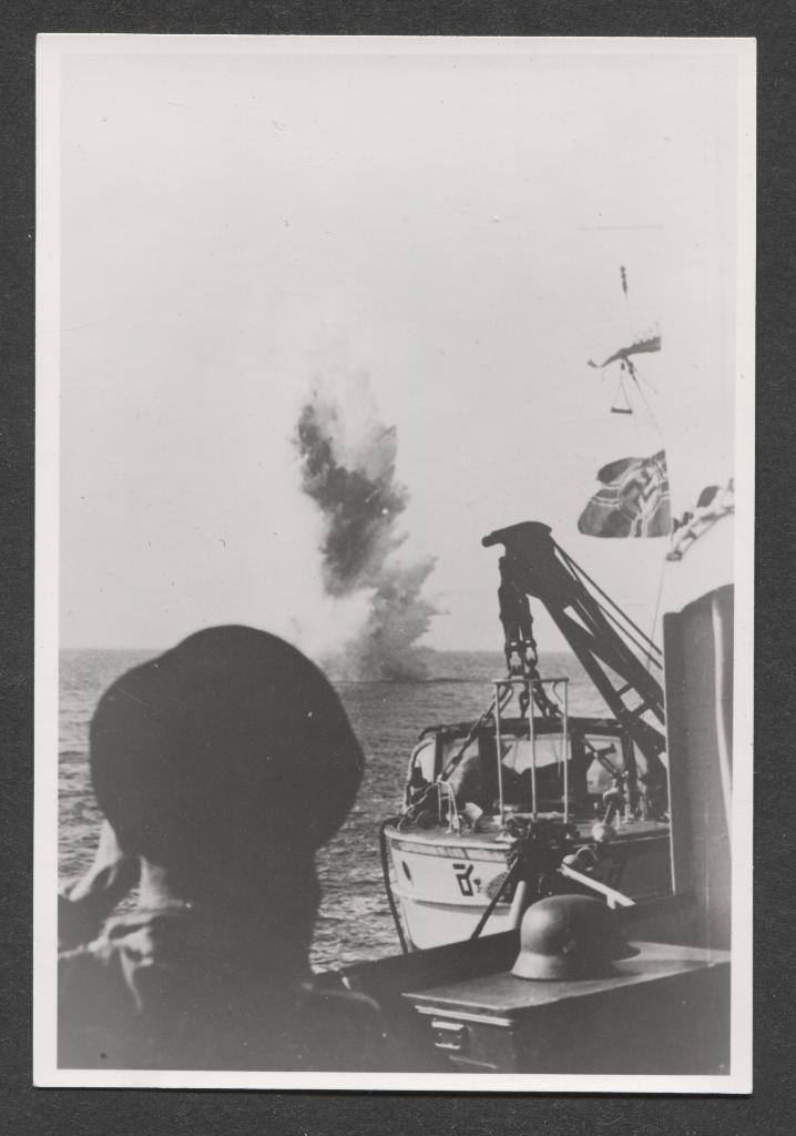 Duitse Kriegsmarine brengt zeemijn tot ontploffing, Finland, Verzenden, Marine, Foto of Poster