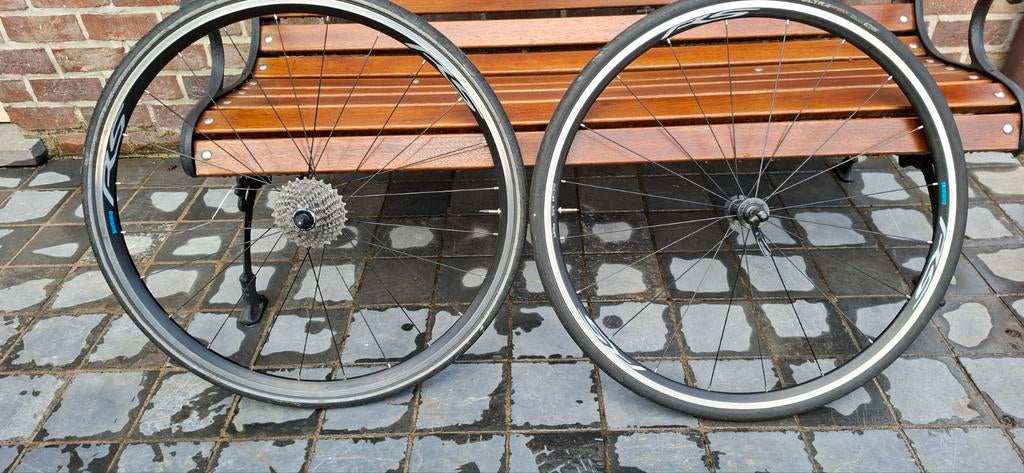 Wielen met banden en nieuwe cassette chimano, Ophalen