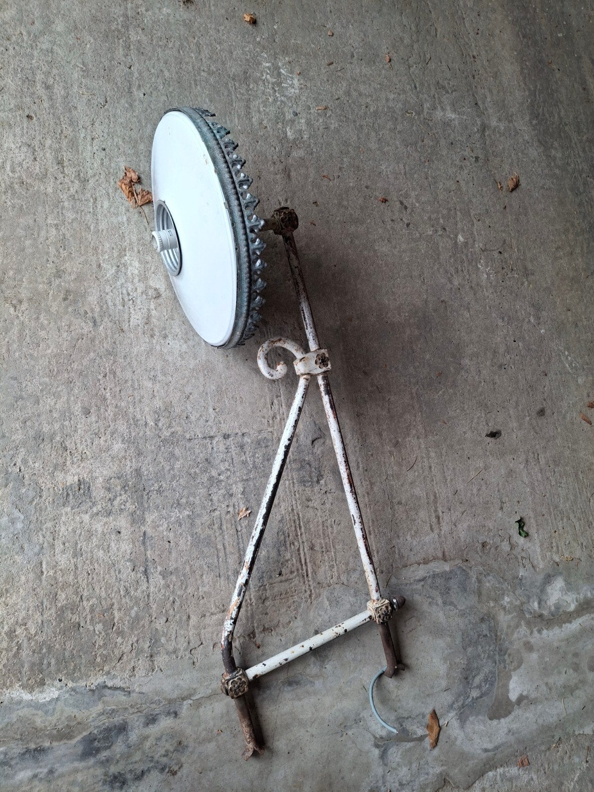 Antieke buitenlamp met gietijzeren steun, Ophalen