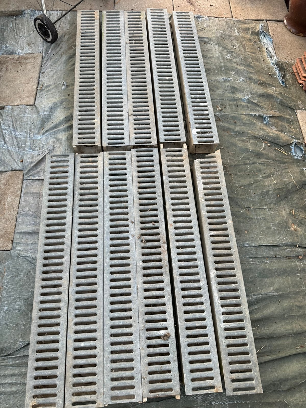 Lot de 11 caniveaux avec grilles - 11 mètres au total, Bricolage & Construction, Enlèvement, Comme neuf, Évacuation