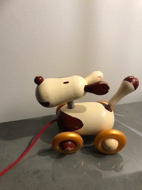 houten trekfiguur 'hond' met wiebelend staartje - Djeco, Ophalen of Verzenden