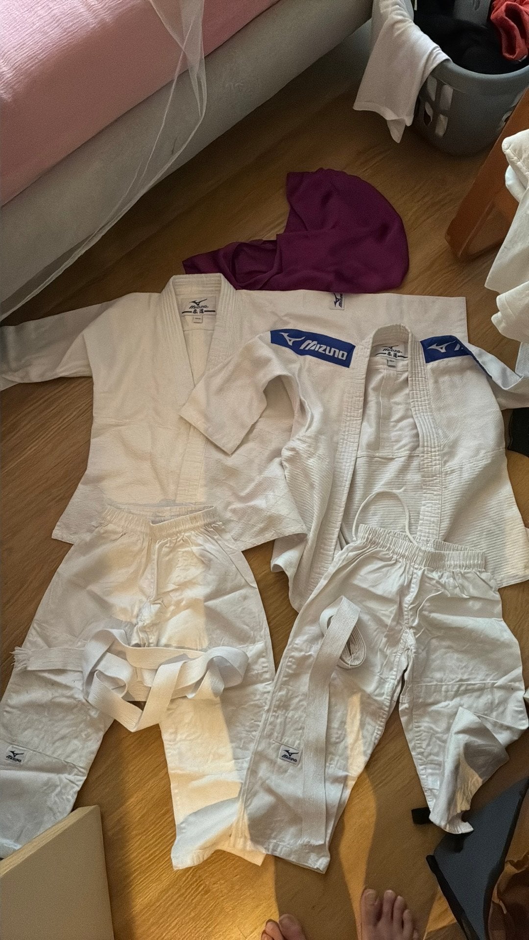 Tenue de judo 120 et 130 cm avec ceinture, Sports & Fitness, Enlèvement, Comme neuf, Judo