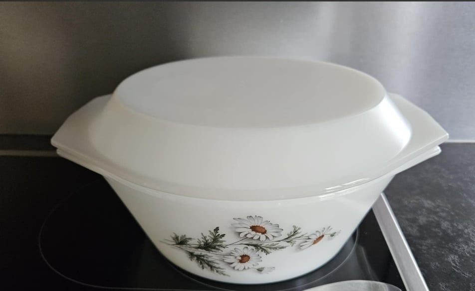 Plat ARCOPAL marguerites avec couvercle Neuf, Enlèvement ou Envoi, Comme neuf, Autres matériaux, Récipient(s)