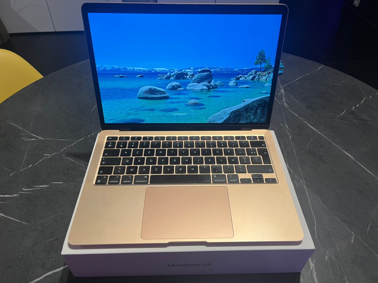 Macbook air 13’ (2020) met Factuur, Computers en Software, Ophalen, Zo goed als nieuw, MacBook