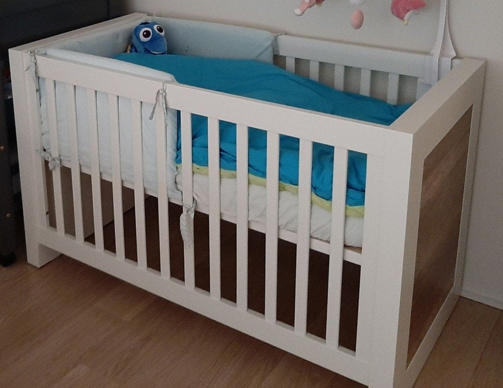 Lit pour bébé de qualité, blanc avec effet bois, Moins de 70 cm, Comme neuf, Sommier à lattes, Enlèvement