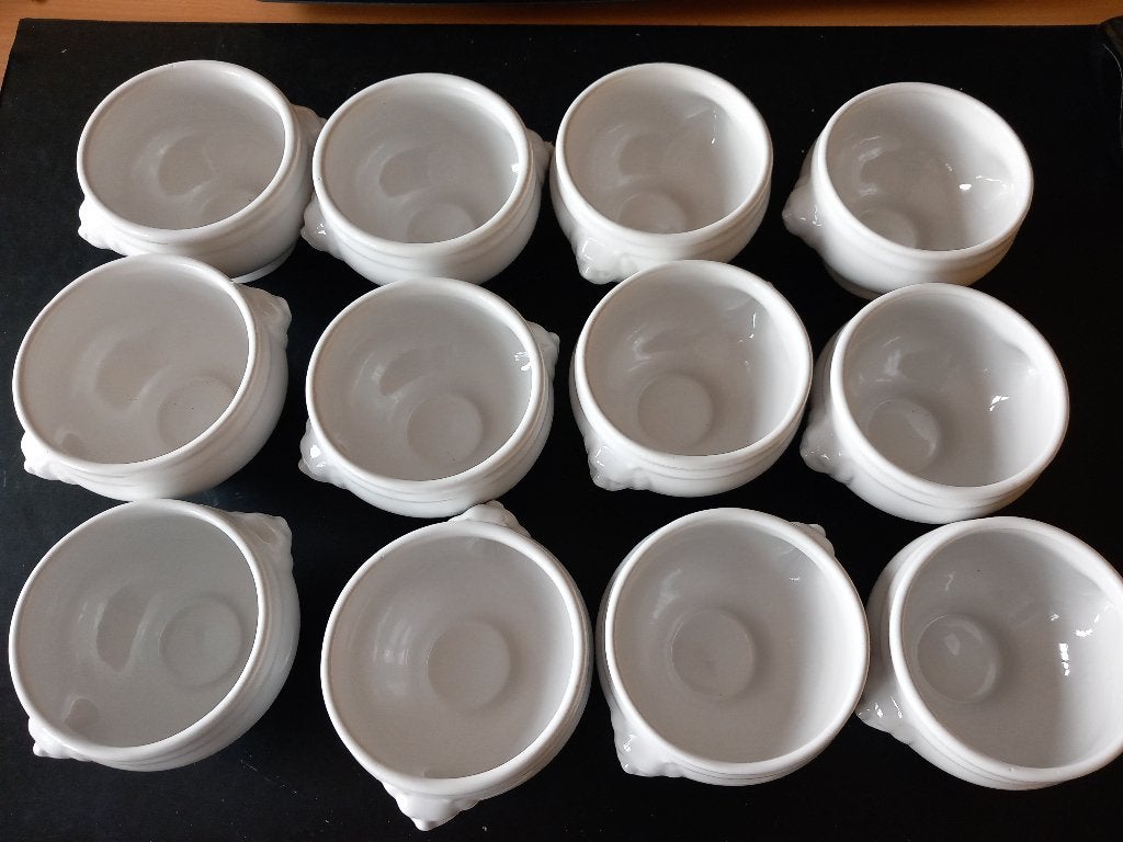 12 witte kommetjes met leeuwenmotief, Ophalen