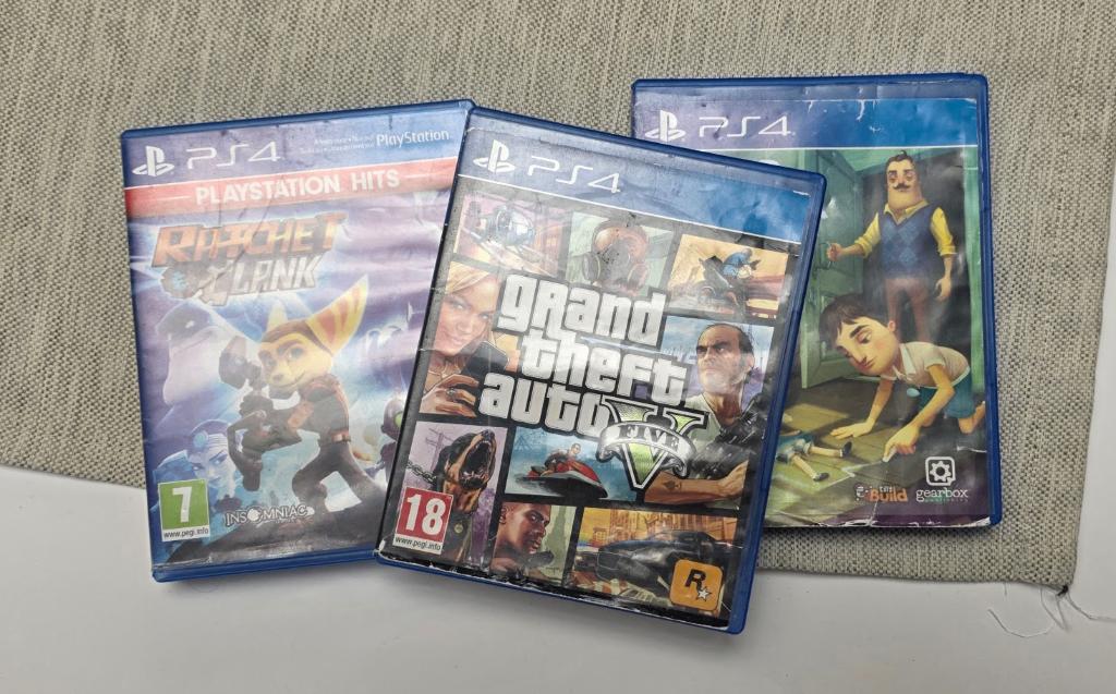 PS4 Games Bundle (GTA V + 2 other games) - MINT DISCS, Ophalen, Overige genres, Nieuw, Eén computer