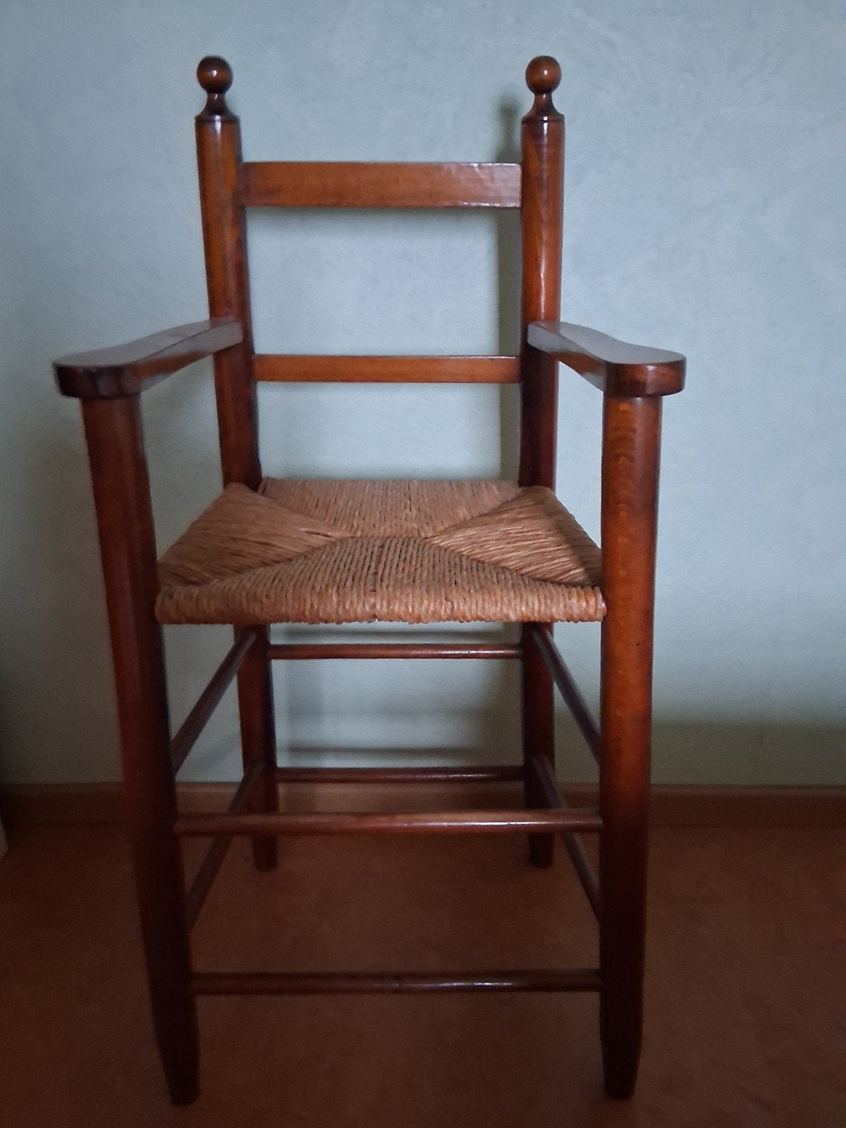 Kinderstoel in bruin eiken hout., Ophalen