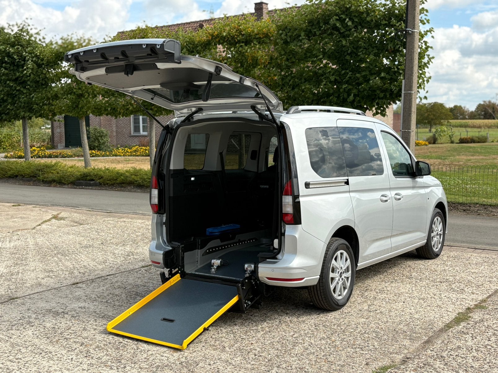 Ford Tourneo Connect 1.5i Rolstoel Invalide Mindervalide, Auto's, Ford, Automaat, Parkeersensor, Monovolume, Euro 6
