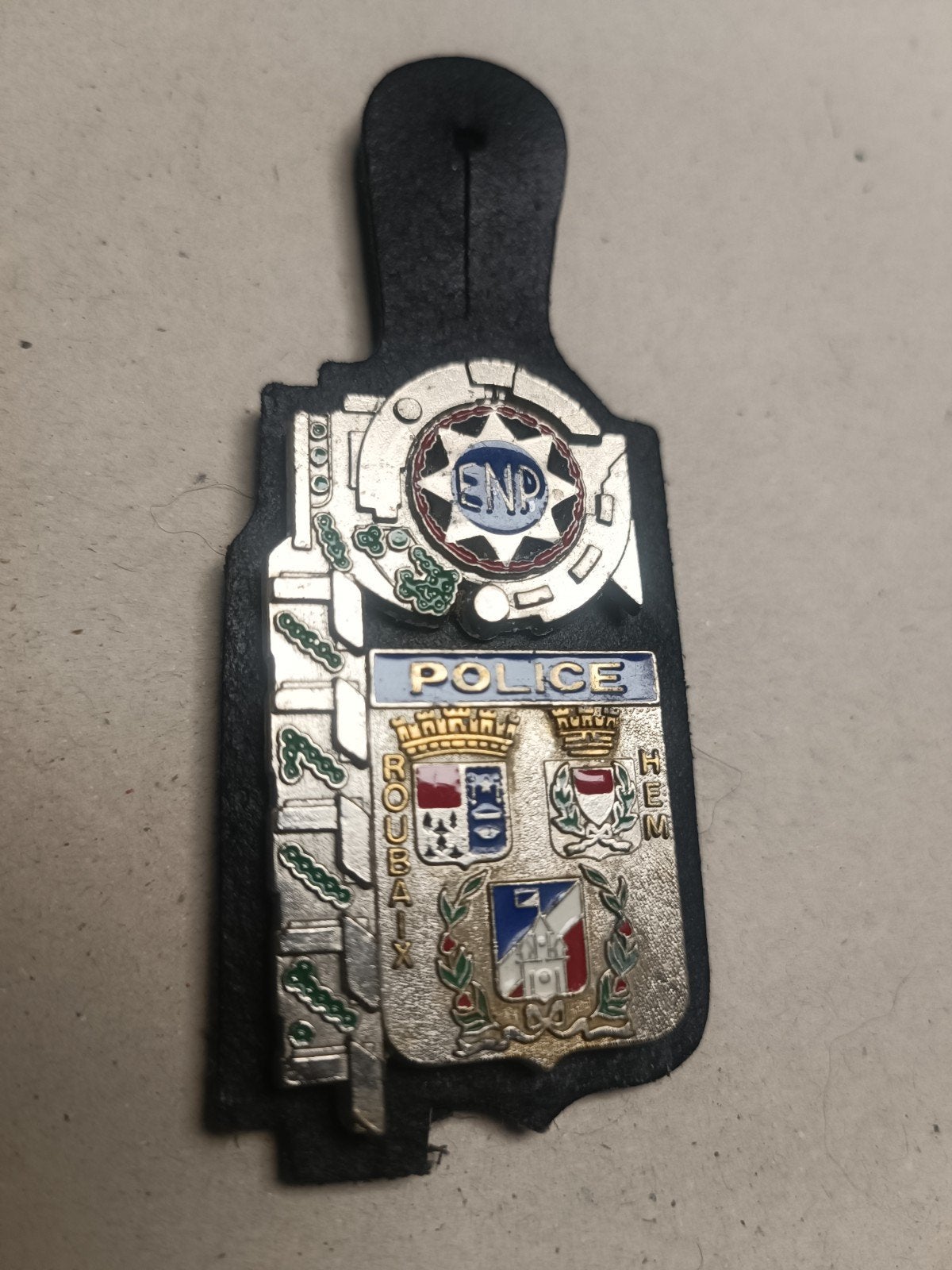 l'insigne officiel de l'École Nationale de Police (ENP) de R, Enlèvement ou Envoi, Gendarmerie, Emblème ou Badge