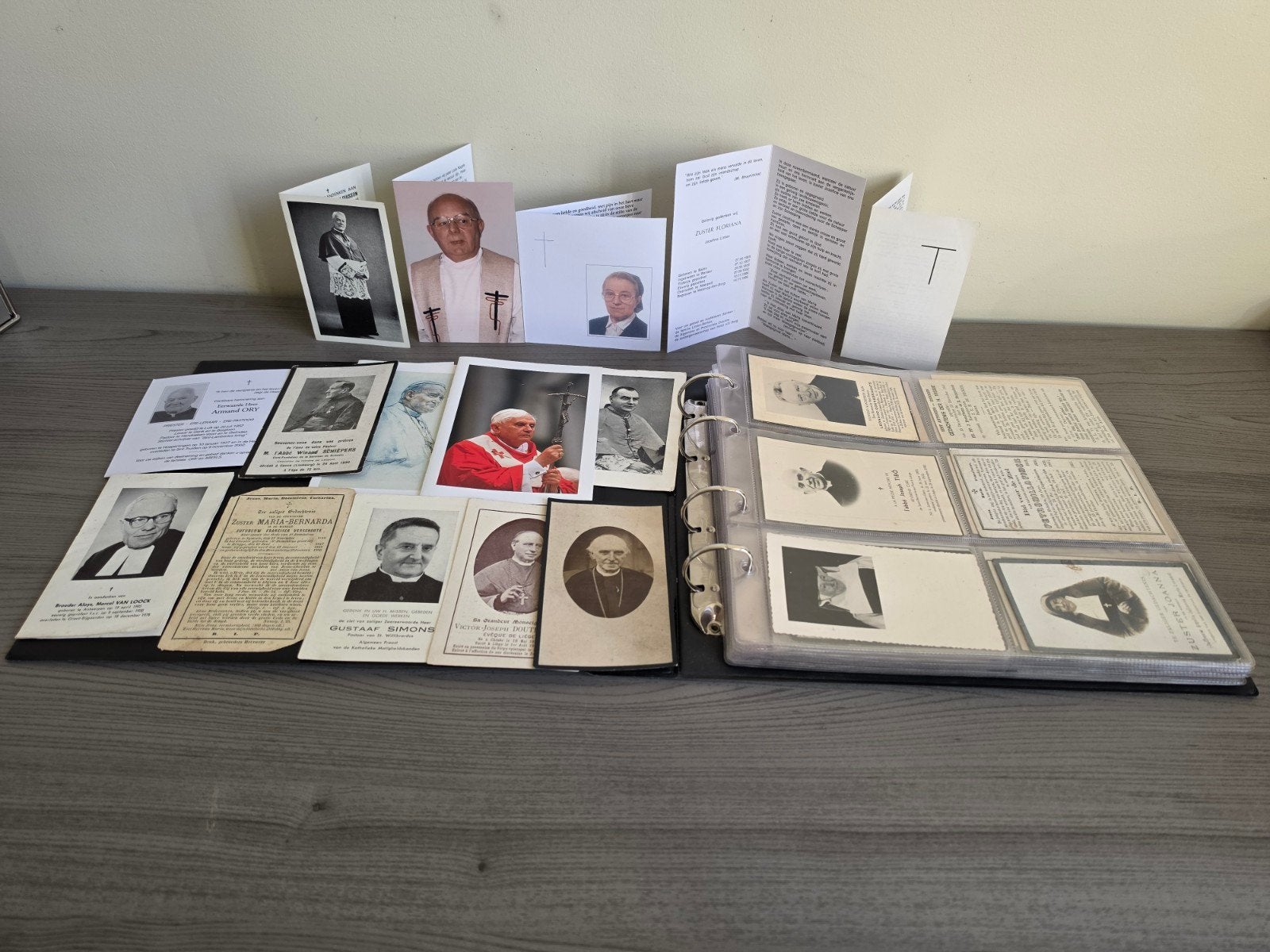 Album met doodsprentjes Geestelijken zusters paters pastoors, Ophalen of Verzenden