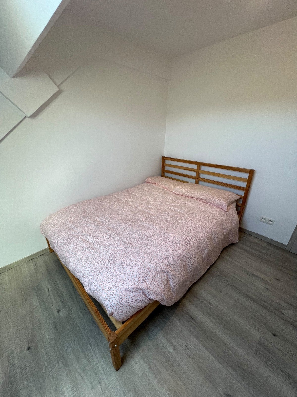 Lit, sommier à lattes et matelas IKEA TARVA LEIRSUND, Beige, Comme neuf, Enlèvement, Deux personnes