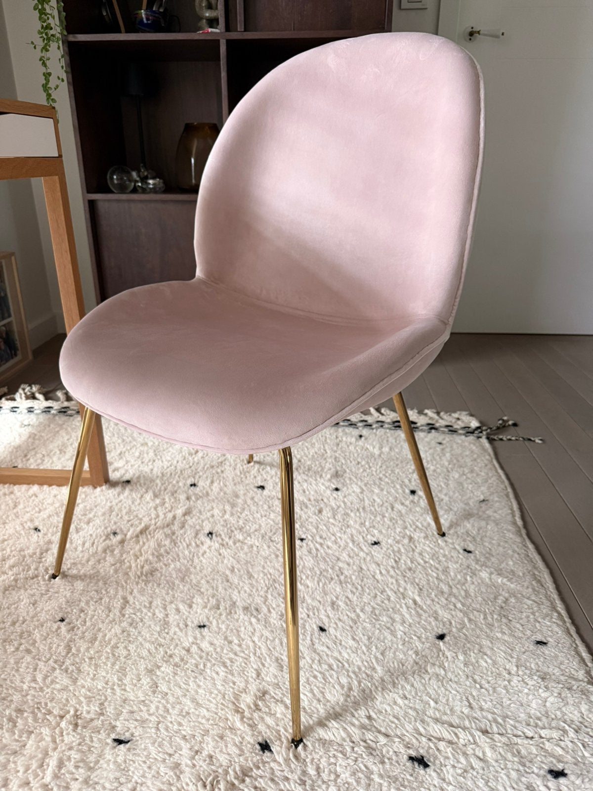 Beetle-stoel velours oudroze met goudkleurige poten, Maison & Meubles, Chaises, Autres couleurs, Comme neuf, Enlèvement, Une