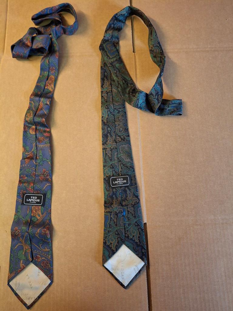 2 cravates vintage en soie Ted Lapidus Paris (Paisley), Enlèvement ou Envoi, Comme neuf, Bleu, Ted Lapidus