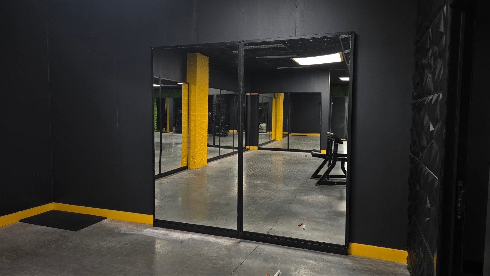 9 GROTE SPIEGELS MET METAAL FRAME, Maison & Meubles, Enlèvement