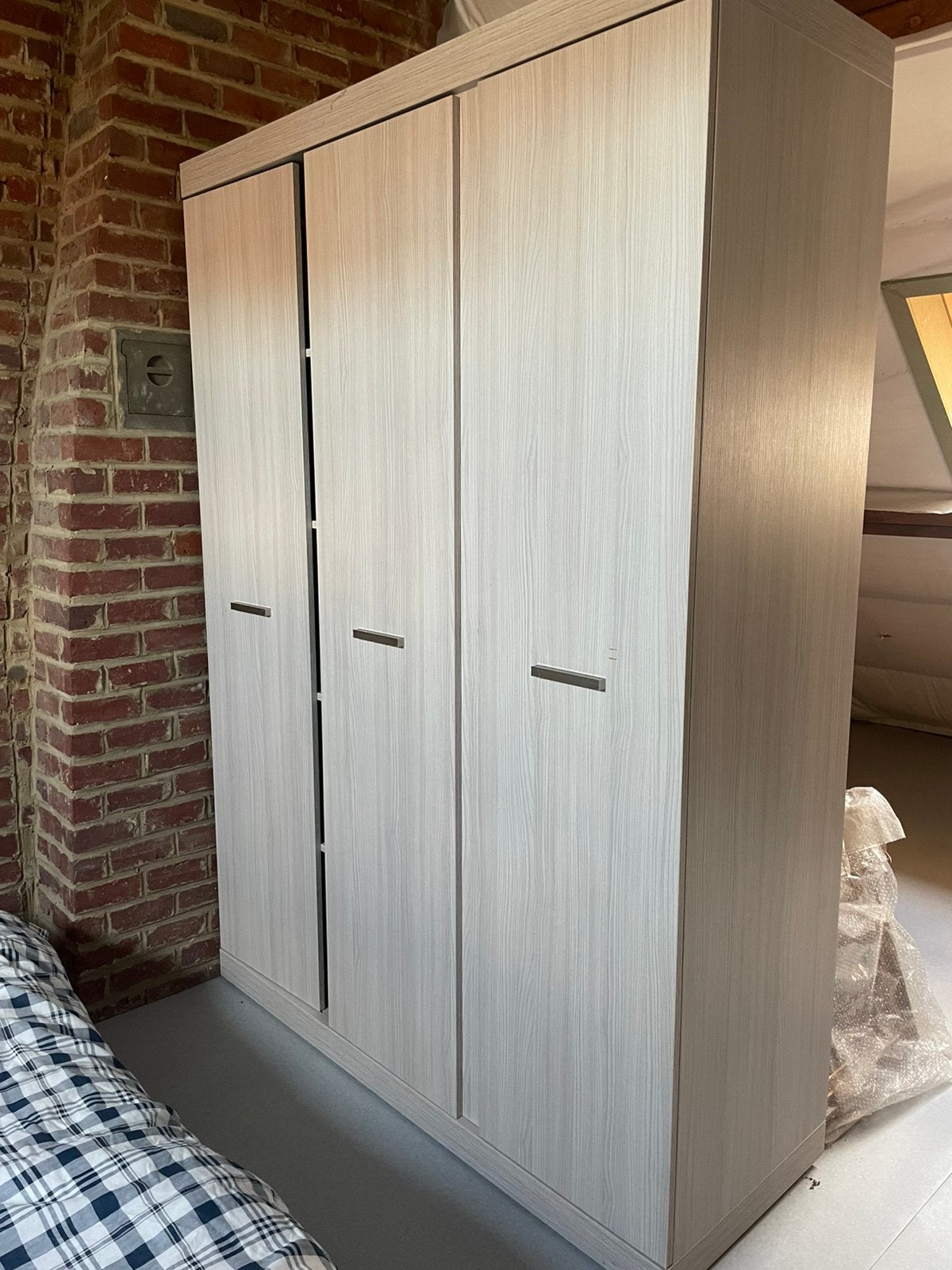 L'armoire est grise à 3 portes, Maison & Meubles, 150 à 200 cm, Enlèvement, Utilisé, 200 cm ou plus