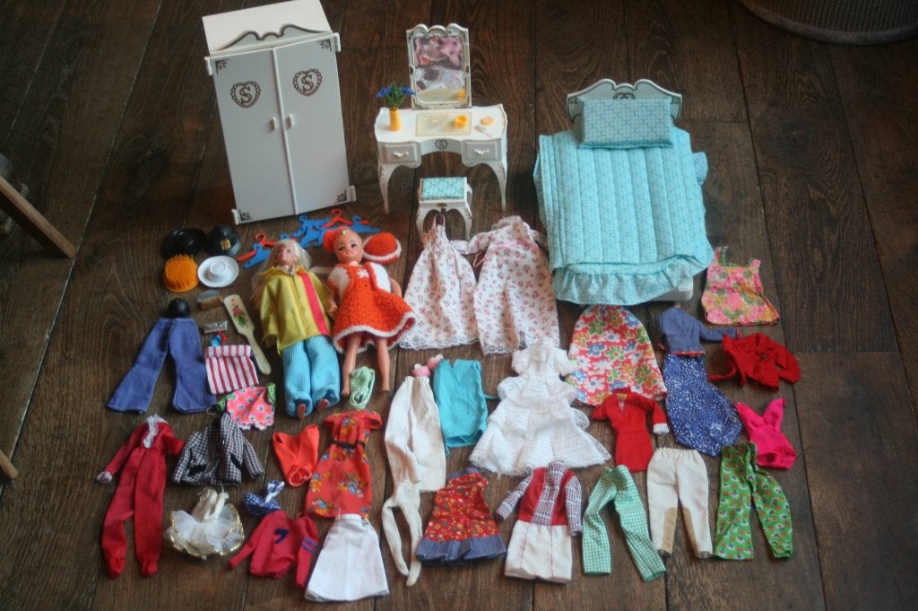 Chambre Sindy (en boîte) + Barbie + 30 vêtements (1978), Enlèvement ou Envoi, Comme neuf, Vêtements