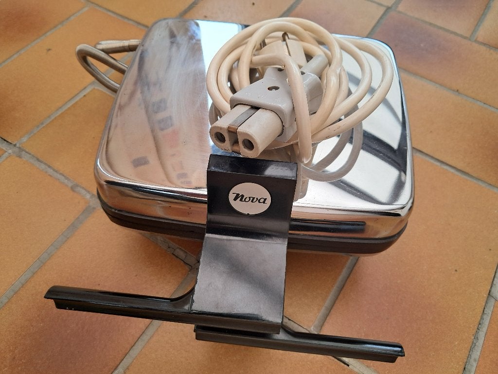 Wafelijzer uit oma's tijd met overheerlijke gebakken wafels, Ophalen, Uitneembare platen, Gebruikt