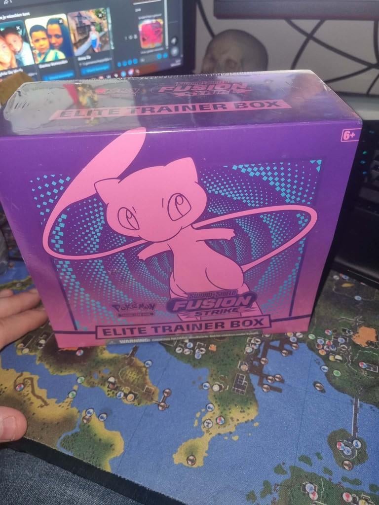 Fusion strike etb, Hobby en Vrije tijd, Ophalen of Verzenden, Zo goed als nieuw, Boosterbox