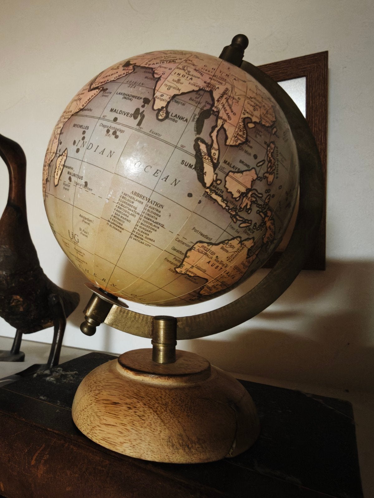 Decoratieve Wereldbol op Houten Voet (Messing Boog) – Retro, Ophalen, Educatief