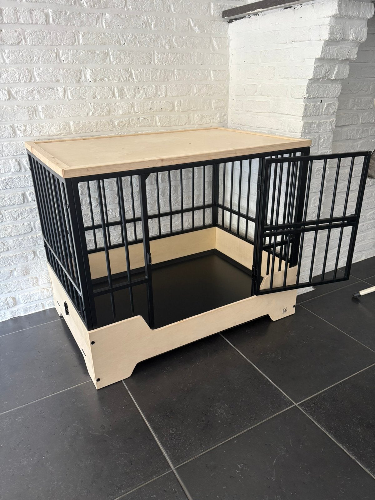 Honden bench L designed by Lotte, Ophalen, Zo goed als nieuw