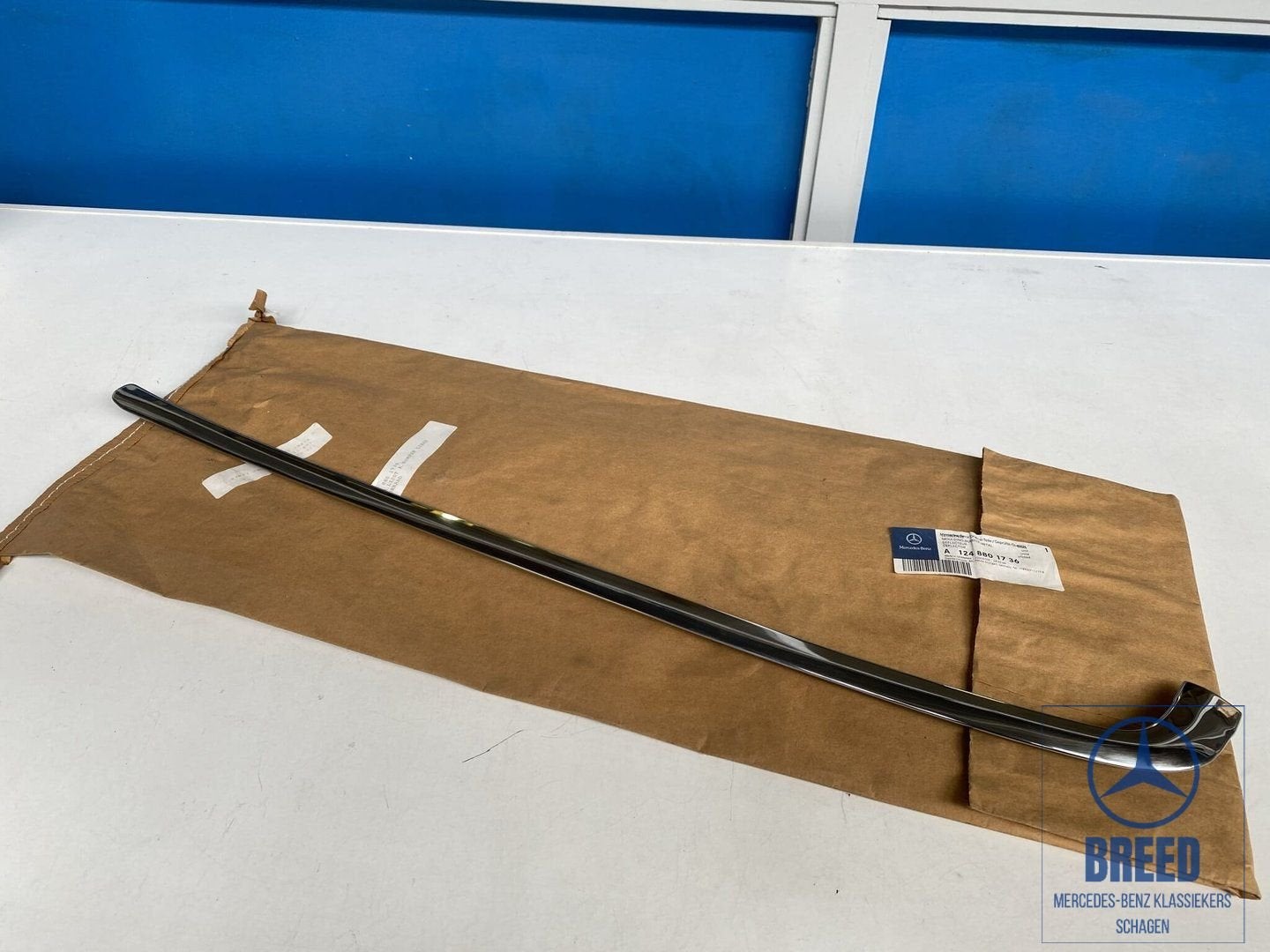 NOS sierlijst links achterbumper voor Mercedes-Benz W124 C12, Neuf, -, -, Enlèvement ou Envoi