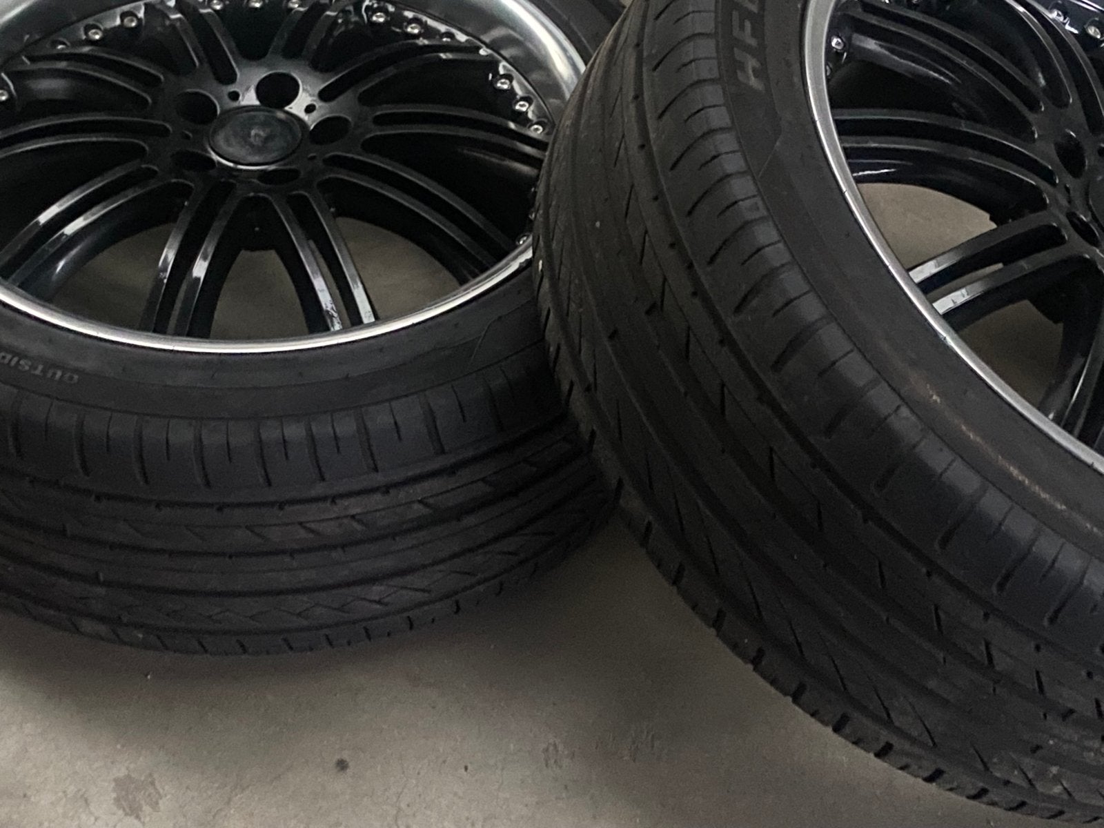 De belles jantes noires avec de bons pneus, Pneus et Jantes, 245 mm, Pneus été, Utilisé
