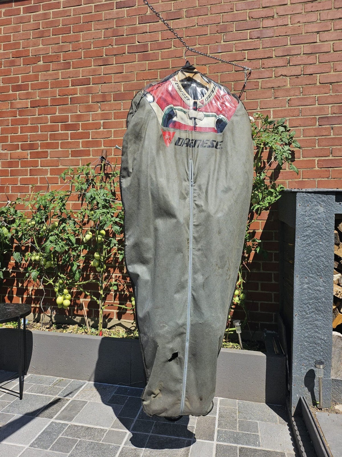 Cuir Dainese, Motos, Enlèvement