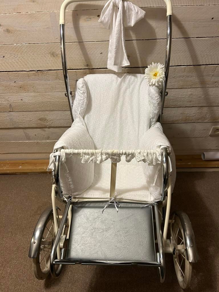 Retro kinderwagen bekleed met witte broderie anglaise, Enfants & Bébés, Buggys, Comme neuf, Enlèvement