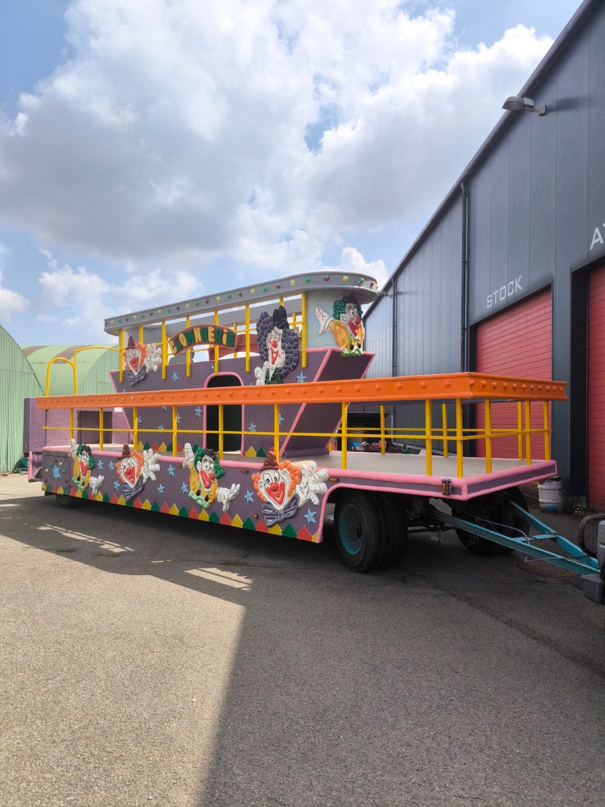 carnavalswagen te huur, Enlèvement