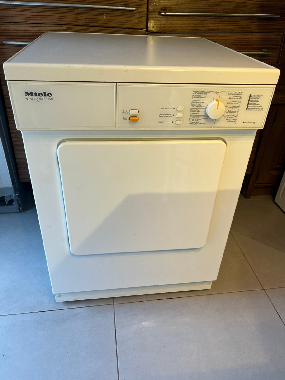Miele Novotronic droogkast met uitlaat aan 3 zijden. Prima!!, Ophalen, Zo goed als nieuw
