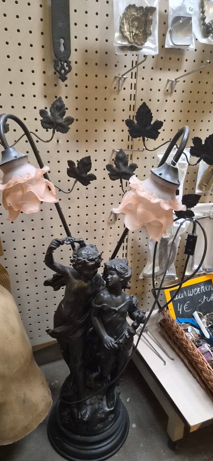 Vintage beeldlamp met koppel en bloemenglazen, Ophalen