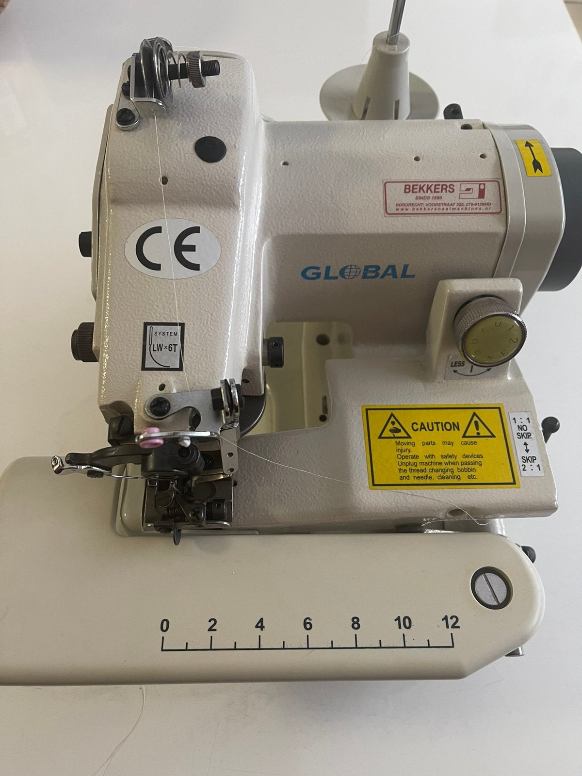 Machine à coudre industrielle mondiale neuve dans sa boîte, Enlèvement