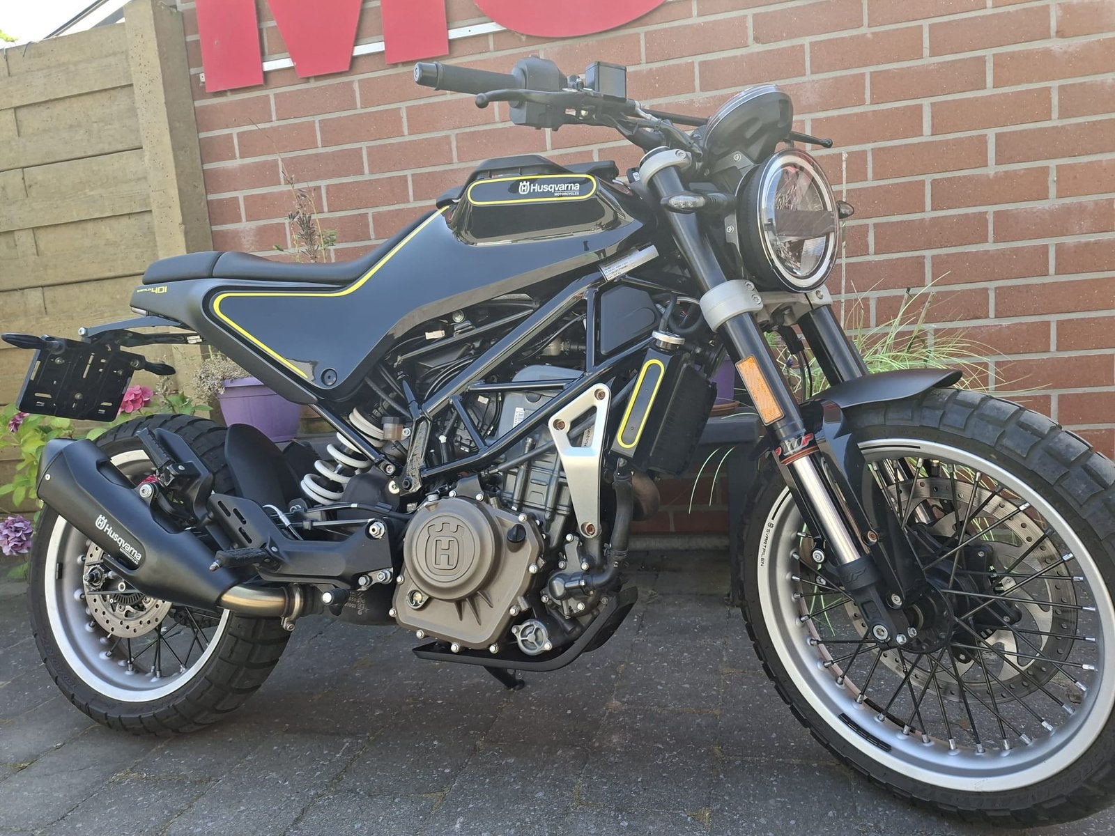 Husqvarna svartpilen 401, Particulier