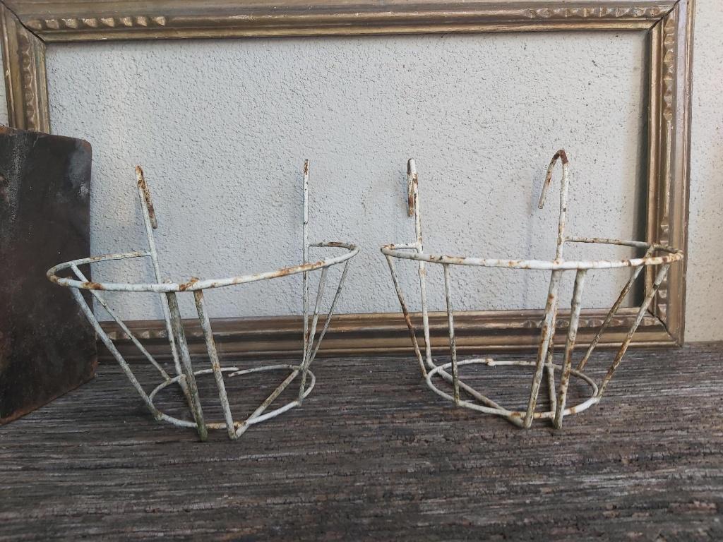 2 leuke vintage franse witte metalen bloempothouders, Antiek en Kunst, Ophalen of Verzenden