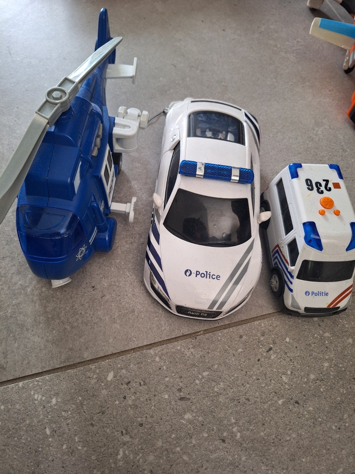 3 politiespeeltuigen, Ophalen