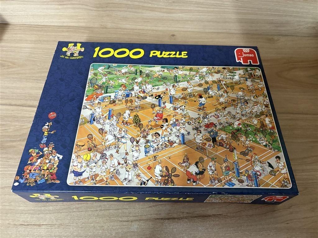Jan van Haasteren - de tennisbaan - 1000 stuks - s6028, Hobby & Loisirs créatifs, Sport cérébral & Puzzles, Comme neuf, Envoi