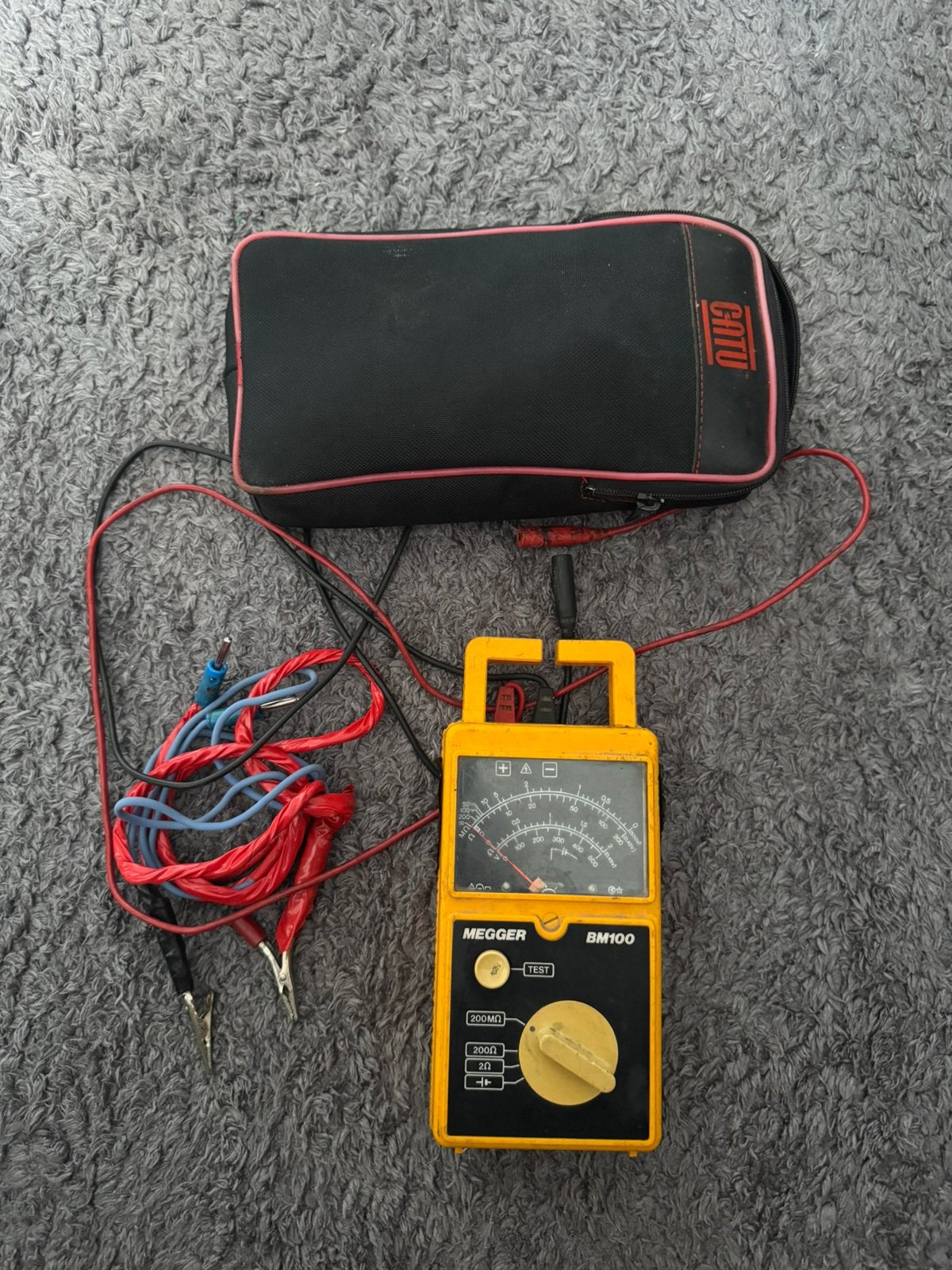 Megger BM100/3 500V isolatietester / continuïteitstester, Bricolage & Construction, Enlèvement, Utilisé