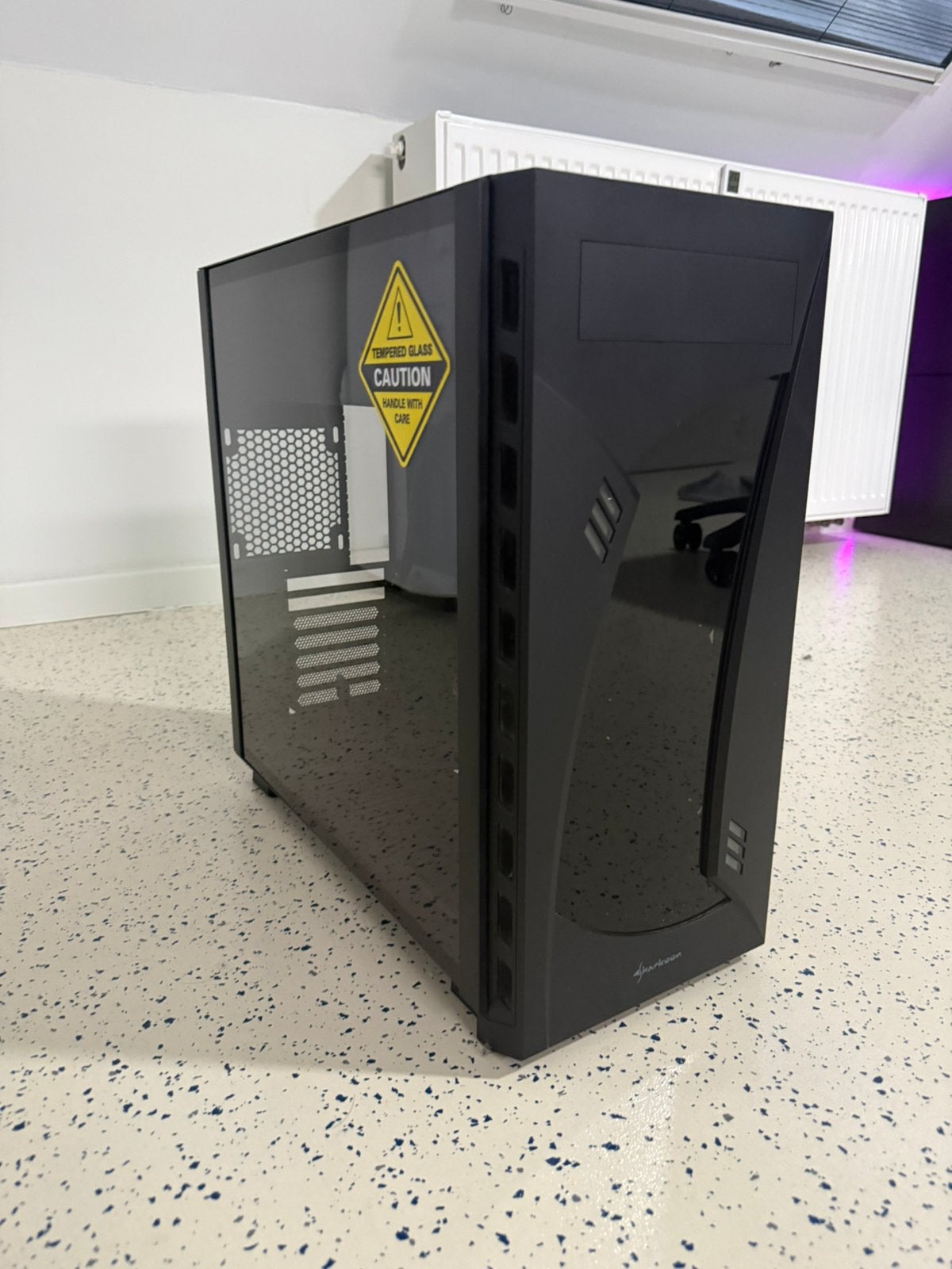 Sharkoon Night Shark RGB ATX-behuizing, Computers en Software, Computerbehuizingen, Ophalen, Zo goed als nieuw
