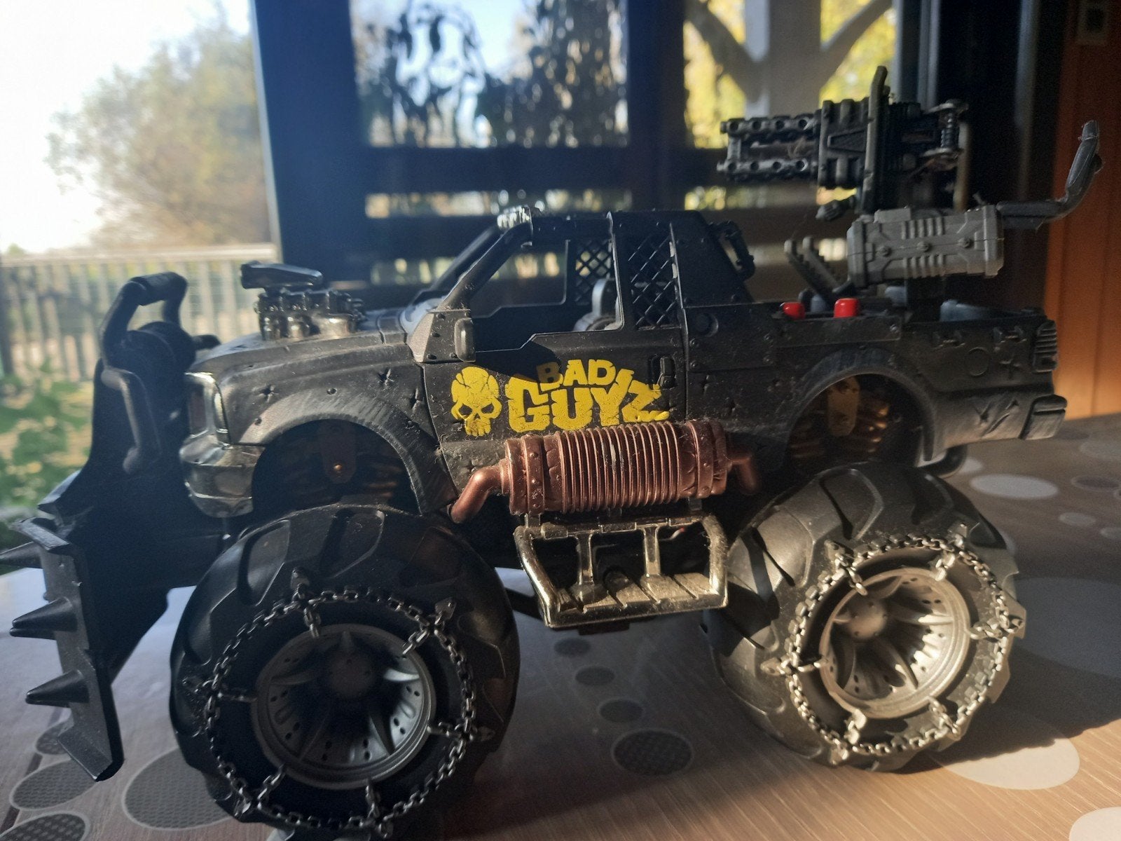 Stoere Bad Guyz Monster Truck met geschut en sneeuwkettingen, Ophalen, Zo goed als nieuw
